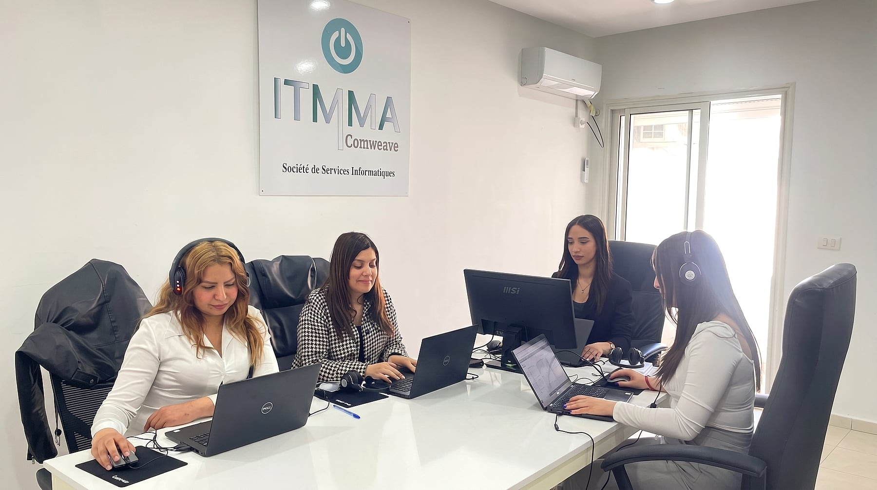 Plateau IT-MMA à Bizerte — vue d'ensemble de l'équipe en salle projet